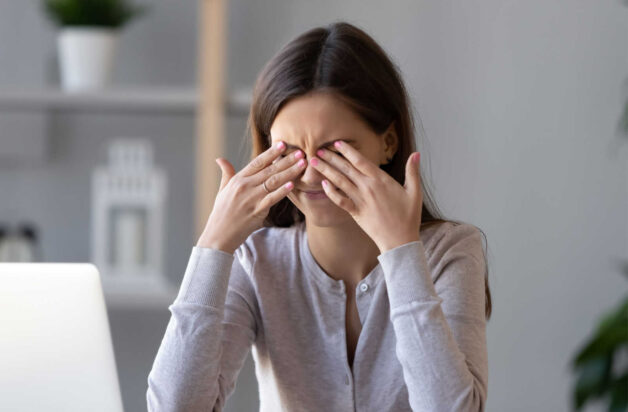 Người viễn thị có thể gặp một số vấn đề như mỏi mắt.