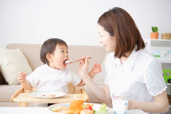 Bổ sung cho trẻ viêm phế quản chế độ dinh dưỡng đầy đủ, cân bằng