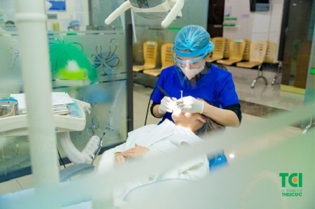 lấy cao răng sóng siêu âm tại khoa Răng hàm mặt TCI