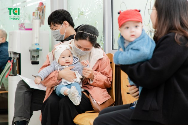 bé tiêm xong có sốt không