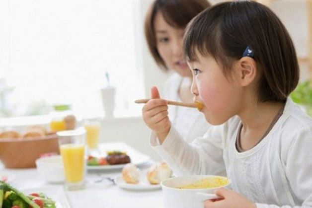 Các gia đình nên chuẩn bị bữa ăn cẩn thận để hạn chế nguy cơ bị hóc xương