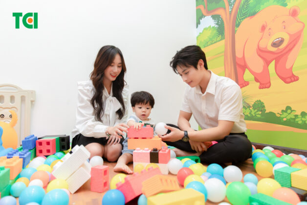 Hướng dẫn theo dõi trẻ sau tiêm chủng của bác sĩ