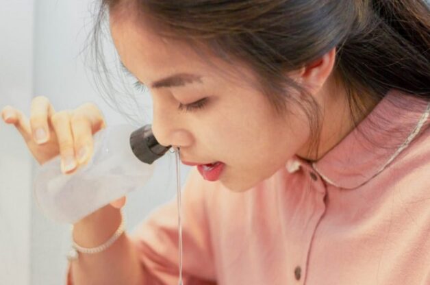 Sử dụng nước muối vệ sinh mũi hằng ngày là cách đơn giản nhất để đẩy vi khuẩn ra ngoài.