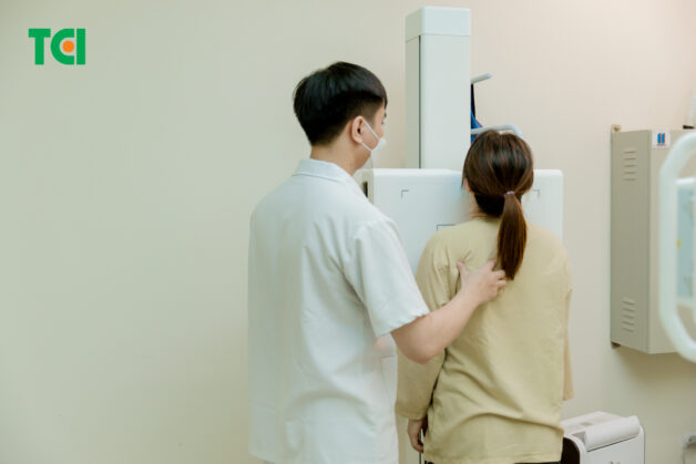 Bác sĩ sẽ dựa trên kết quả thăm khám và tìm ra nguyên nhân viêm phế quản cấp
