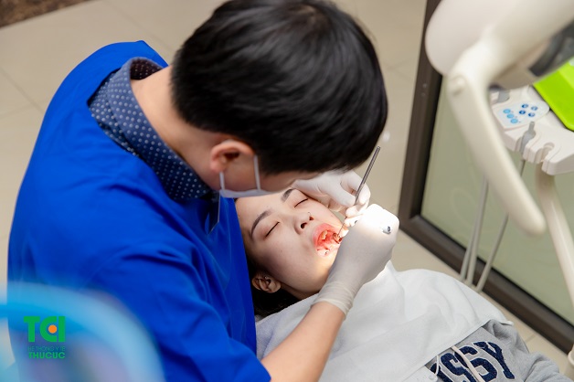 Nhổ răng khôn đau họng cần đi khám