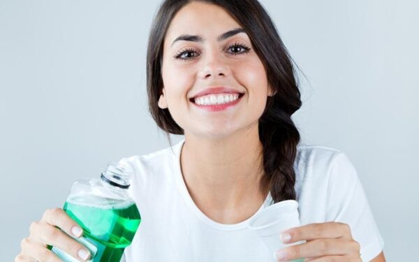 Hãy đọc kĩ thông tin để chọn được nước súc miệng chính hãng, có công dụng hỗ trợ loại bỏ cao răng