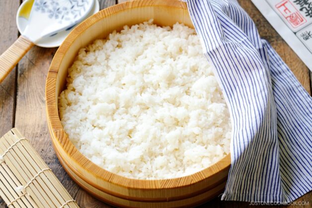 Khi hóc xương cá, nhiều bệnh nhân đã thử các mẹo được lưu truyền rộng rãi trong dân gian như nuốt cơm.