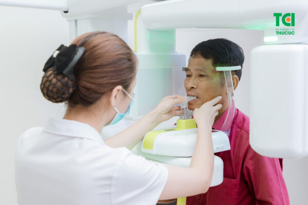 Tiến hành kiểm tra và chụp X-quang để đánh giá