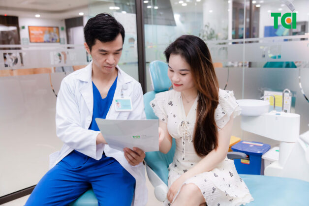 Bước cuối cùng của quy trình trám răng cửa bị sâu là chuyên gia hướng dẫn cách chăm sóc răng miệng sau trám.