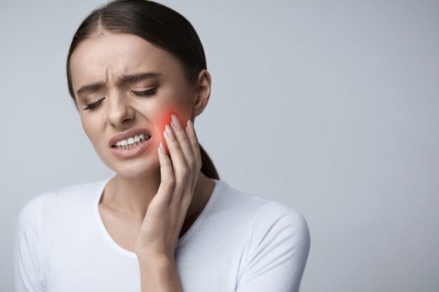 Quá trình mọc của răng khôn có thể gây sưng và đau nướu từ nhẹ đến nặng.