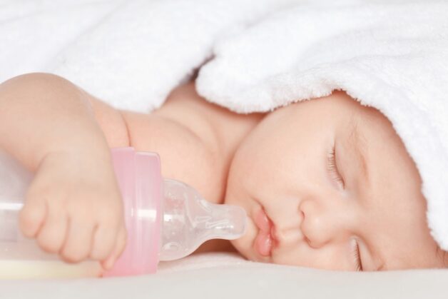 Trẻ nhỏ bú bình kéo dài với sữa và các loại chất ngọt khác, nhất là bú trong khi ngủ, có nguy cơ sâu răng cao.