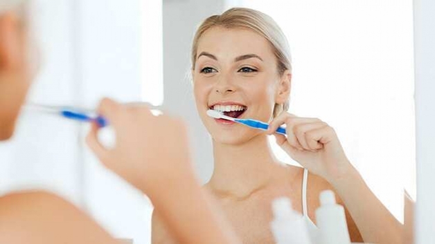răng cửa bị sâu nhẹ