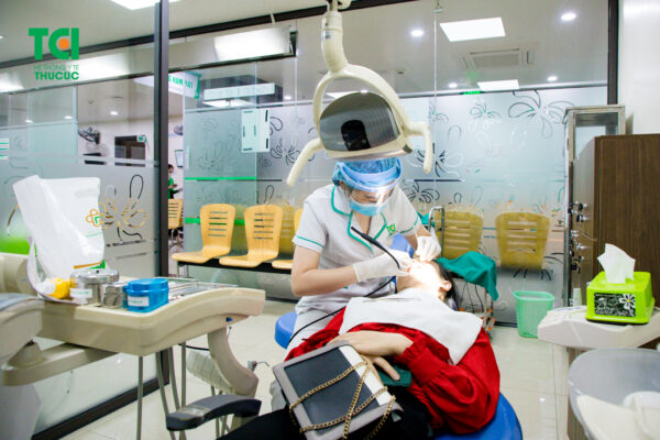 Điều trị tái khoáng sâu răng nhẹ
