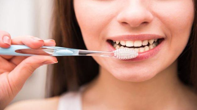 Bệnh nhân đang xạ trị cần chú ý vệ sinh răng sạch sẽ, cẩn thận