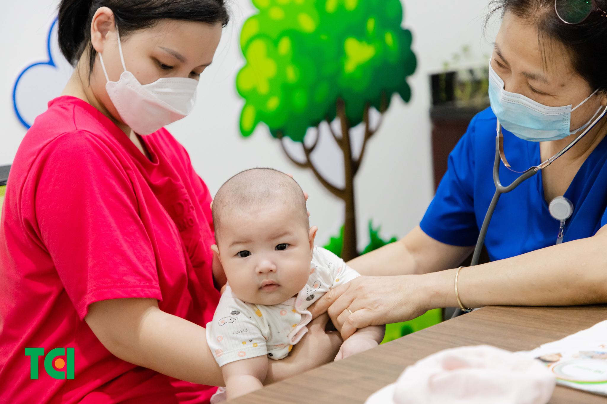 Trẻ được khám sàng lọc trước khi tiêm tại phòng tiêm chủng Thu Cúc TCI