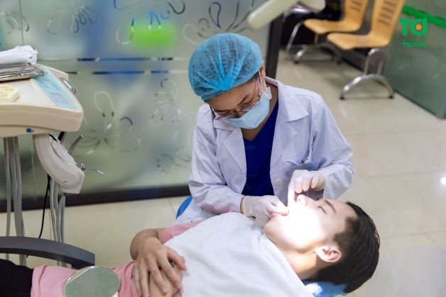 Tại sao răng bọc sứ bị đau