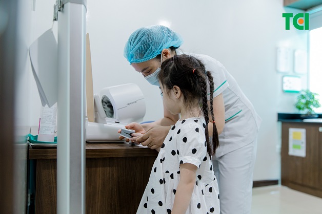 Cho trẻ thăm khám dinh dưỡng để phát hiện tình trạng còi xương
