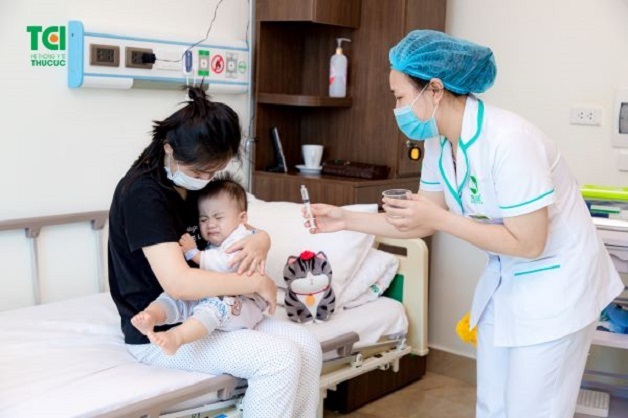 bé uống Thuốc cảm cúm trẻ 2 tháng tuổi