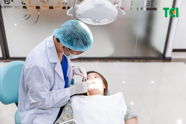 khám nha khoa để hạn chế bệnh cũng như việc dùng thuốc chữa viêm lợi tụt lợi