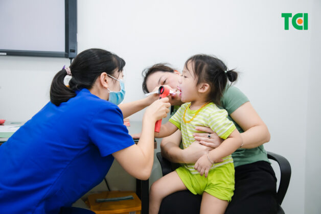 Không theo dõi tiến triển của thủy đậu là sai lầm vô cùng nhiều phụ huynh mắc phải. 