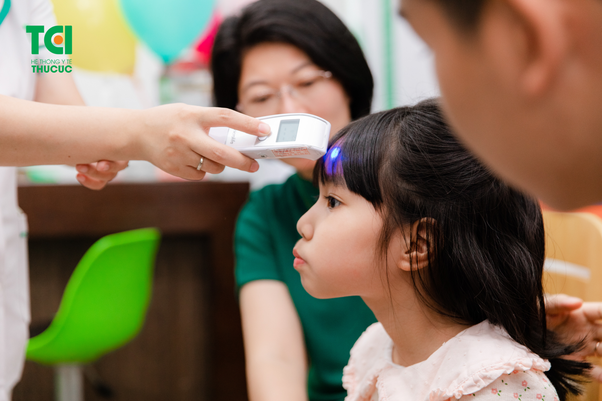 Bác sĩ Thu Cúc TCI khám sàng lọc trước khi tiêm vắc xin ngừa sởi - quai bị - rubella