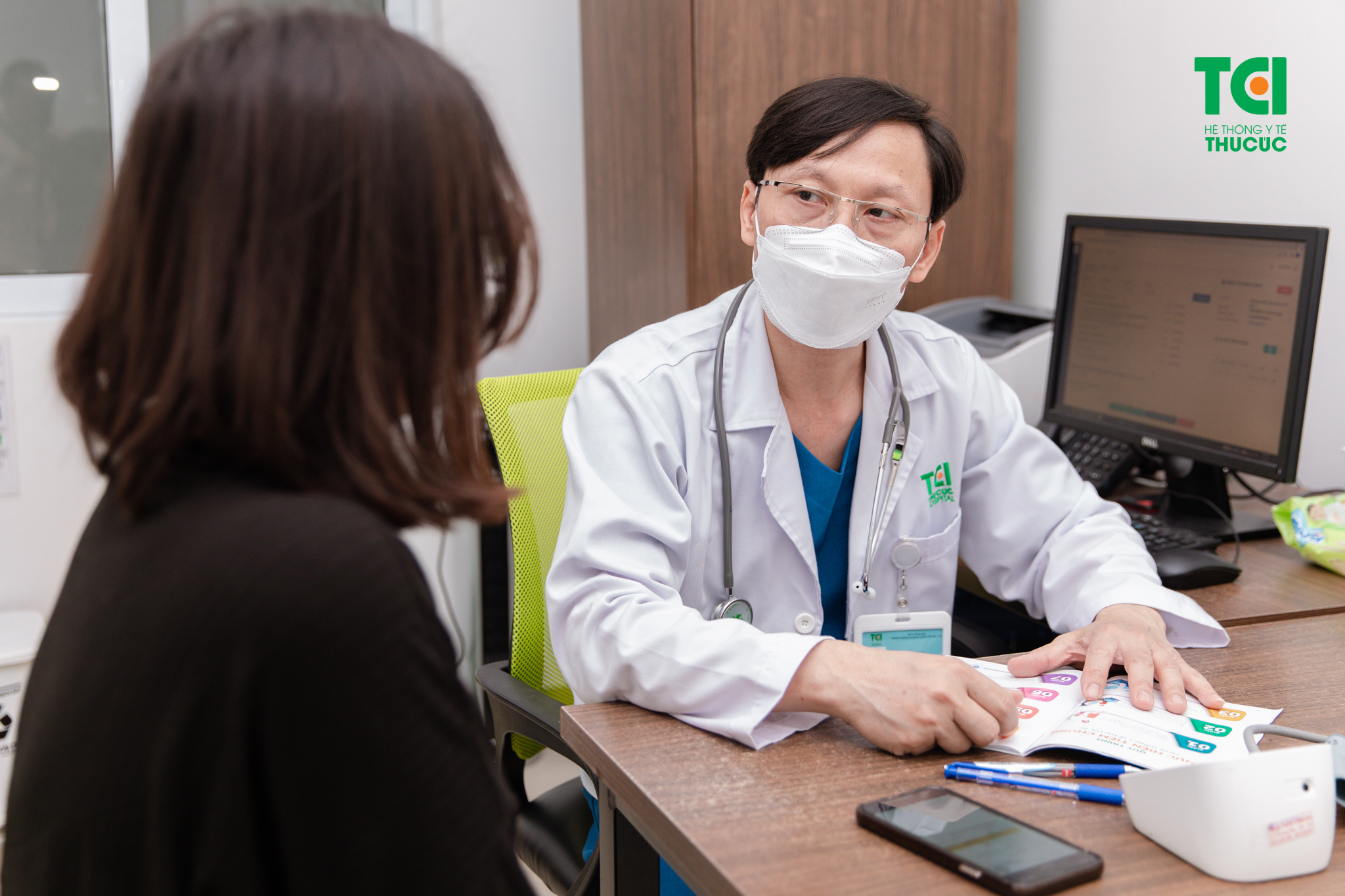 Bạn nên liên hệ tới các trung tâm tiêm chủng uy tín, nơi bạn đang tiêm chủng để được bác sĩ chuyên khoa tư vấn