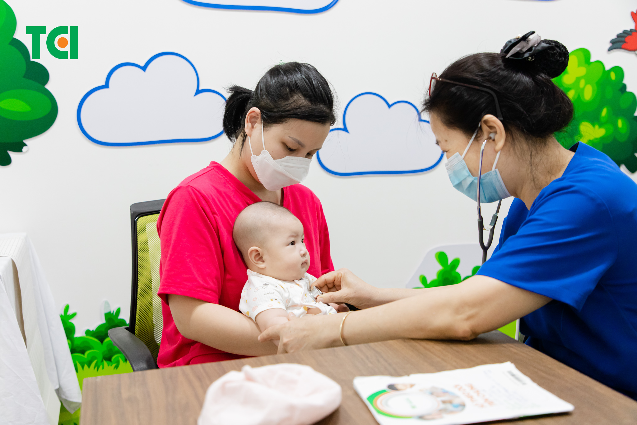 Trẻ dưới 1 tuổi có hệ miễn dịch còn non yếu nên dễ bị tấn công bởi các vi khuẩn, virus gây bệnh, tiêm vacxin cho trẻ là điều cực kỳ cần thiết
