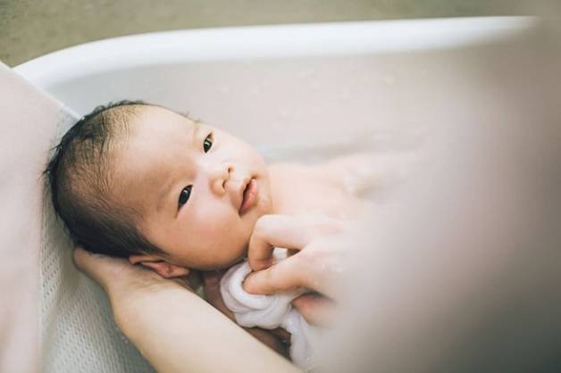Sau khi tiêm phòng vắc xin có nên tắm cho trẻ không?