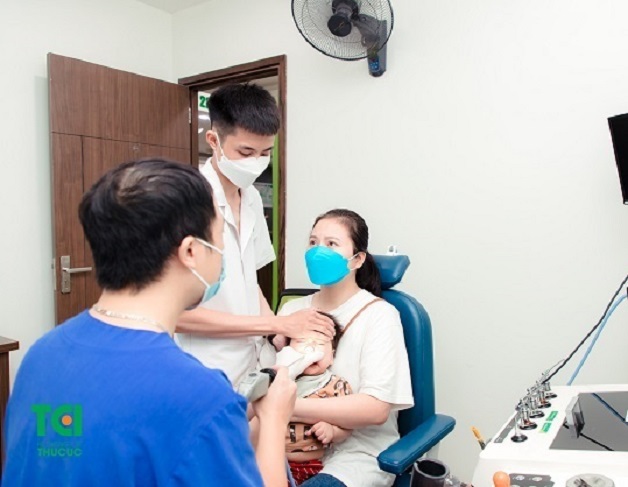 bác khám cho trẻ bị hóc xương