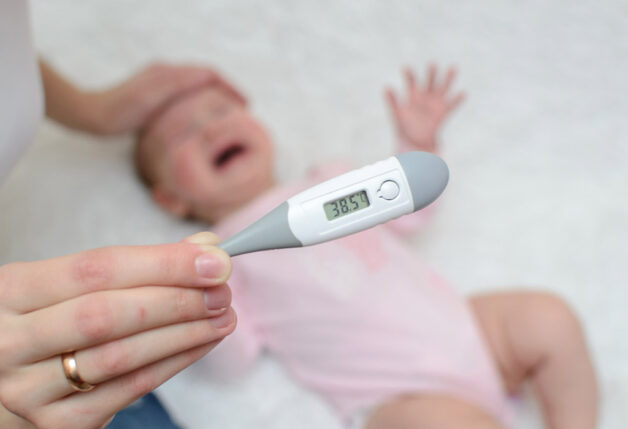 Cảm lạnh thường không gây sốt cao, nhưng có thể đi kèm sốt nhẹ.