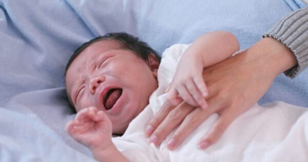 Bé sơ sinh mắc cúm cần được chăm sóc, điều trị cẩn thận