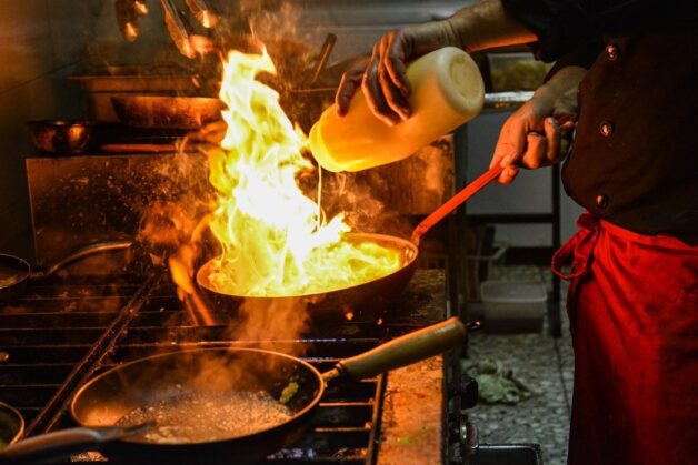 Đầu bếp không nên dùng tròng kính cận nhựa.