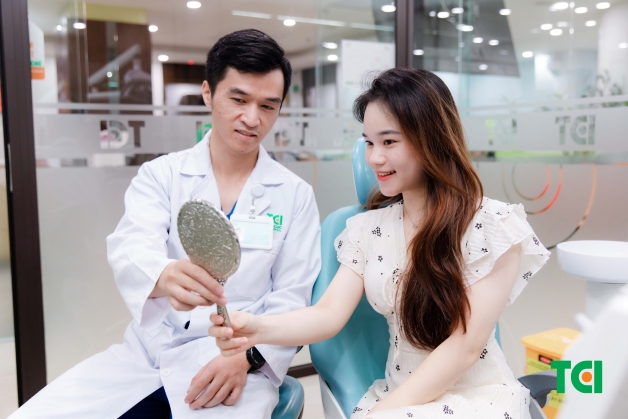 trồng răng có đau không