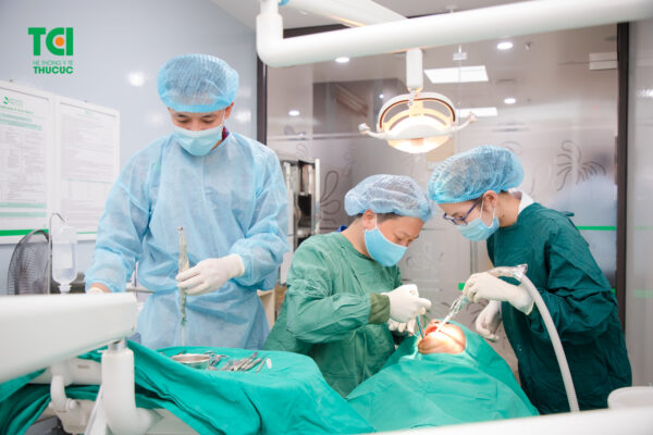 Trồng răng cửa có đau không