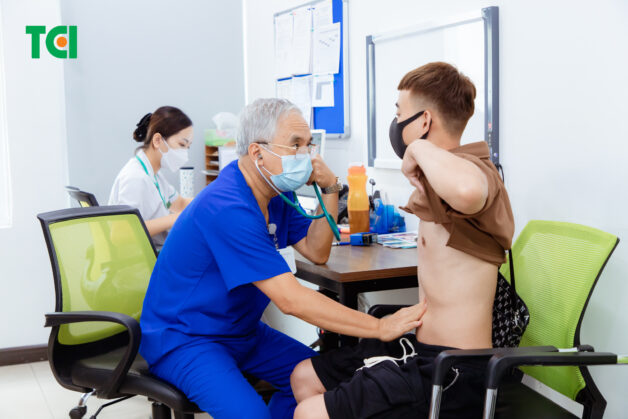Thăm khám ngay khi triệu chứng bất thường xuất hiện giúp phát hiện và điều trị kịp thời, ngăn ngừa biến chứng từ gan nhiễm mỡ