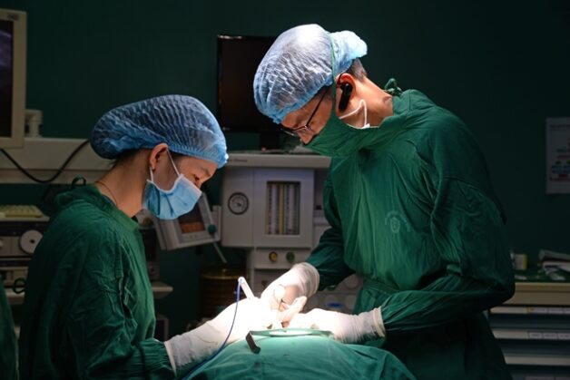 Phẫu thuật mở hộp sọ điều trị u tuyến yên là phương pháp phức tạp.