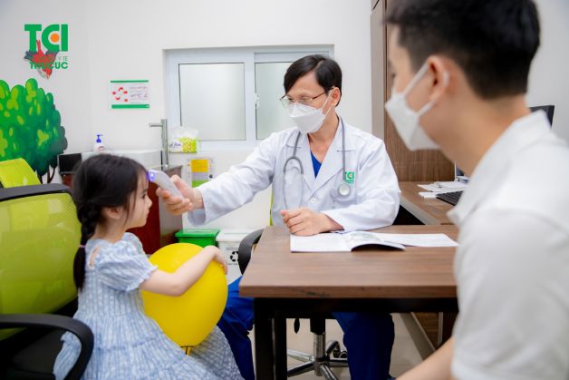 Bố mẹ cần lưu ý những lời khuyên của bác sĩ về uống panadol sau khi tiêm vaccine