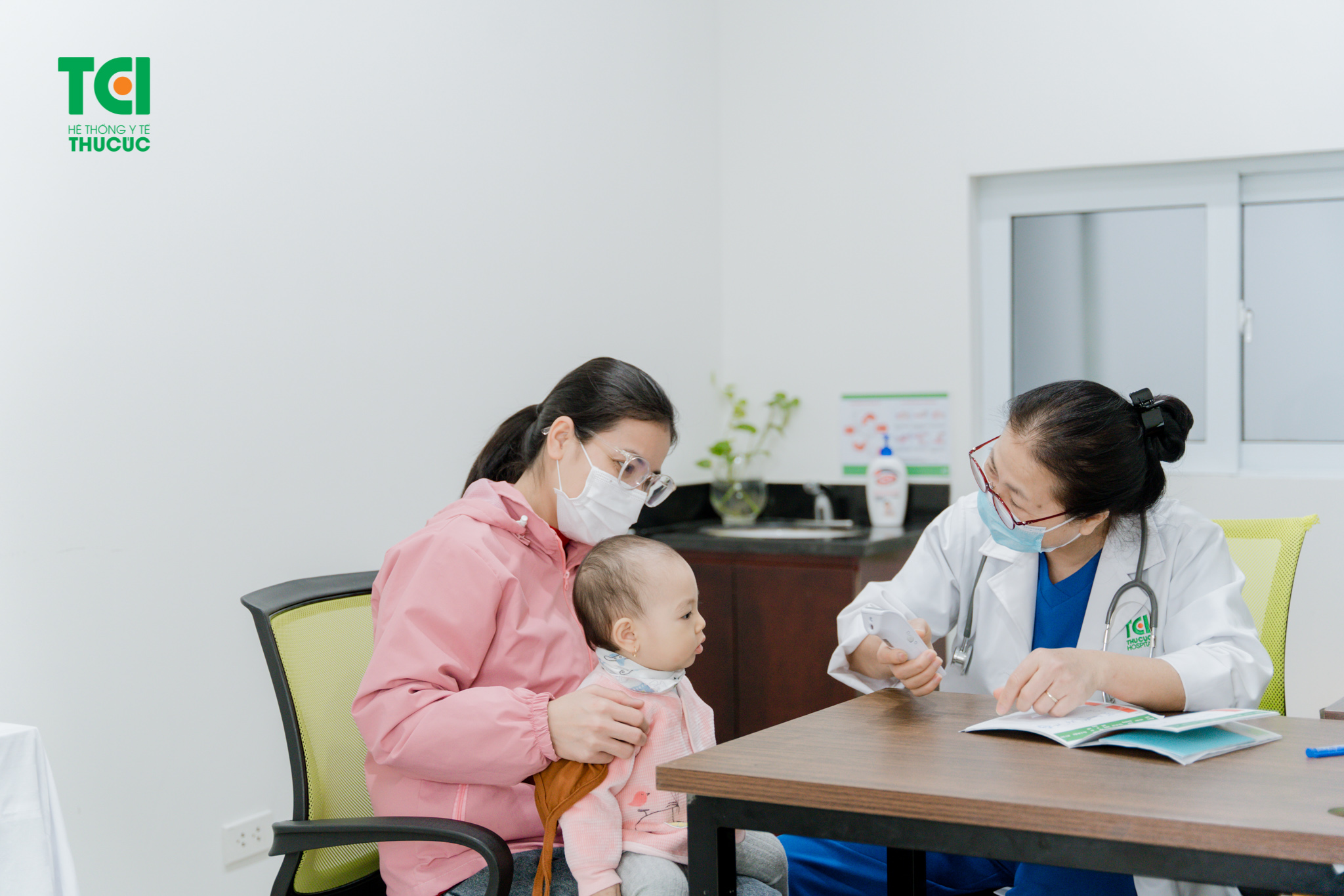 Trẻ em đến tiêm phòng thủy đậu tại Thu Cúc TCI