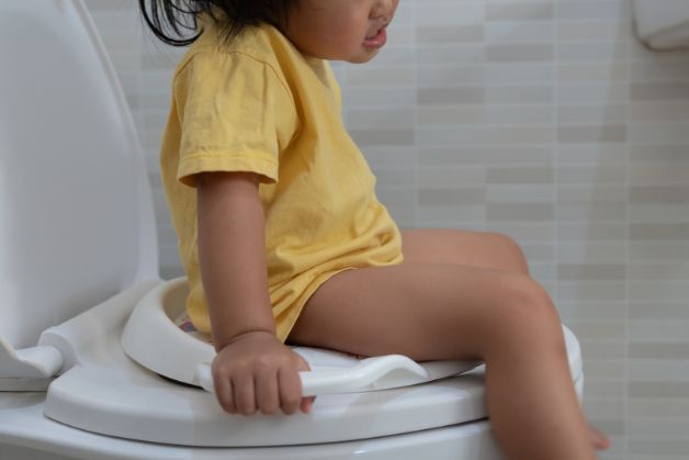 Bệnh tả lây nhiễm chủ yếu thông qua đường tiêu hoá, đặc biệt là qua ăn uống. Do đó cần chủng ngừa vacxin tả cho bé từ 2 tuổi trở lên