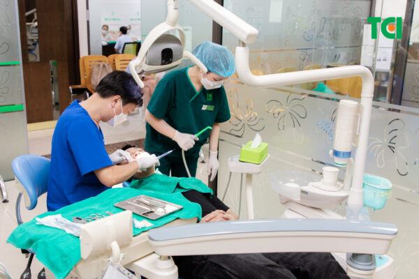 Tình trạng tụt lợi có thể xuất phát từ việc bị viêm nướu