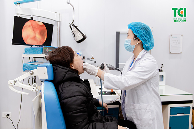 Bác sĩ xử lý cho người bị hóc dị vật đường thở
