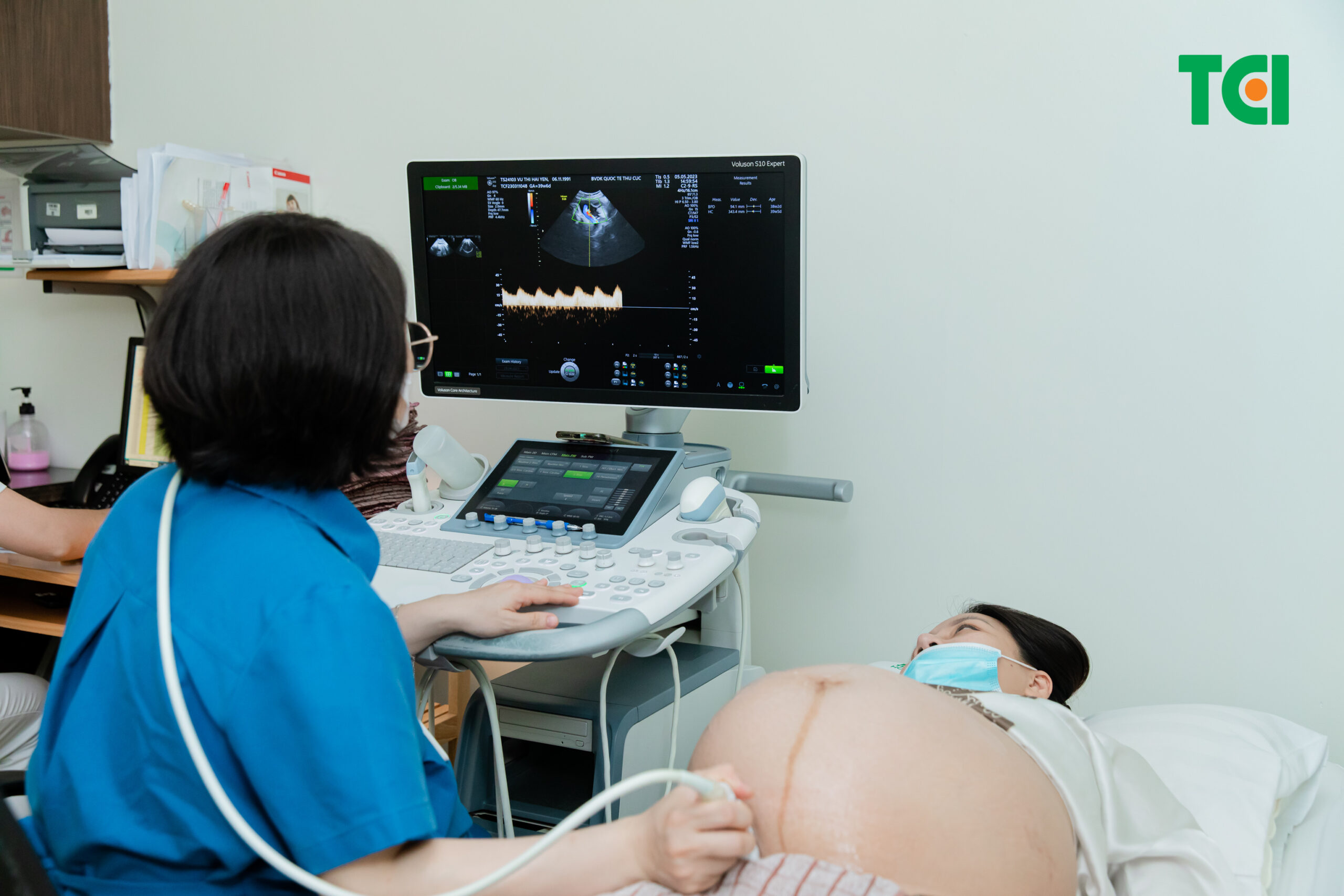 Mẹ bầu nên đi khám thai định kì để thực hiện đầy đủ các xét nghiệm, tầm soát dị tật thai từ sớm