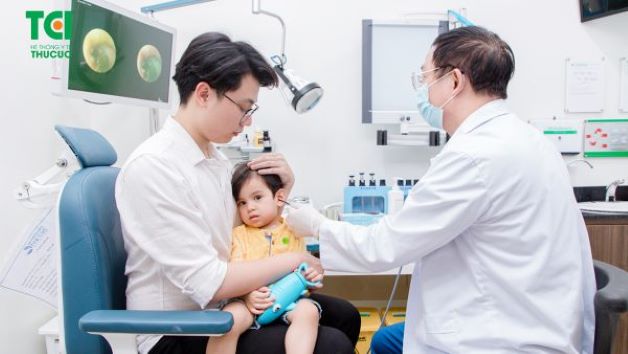 Bé xuất hiện triệu chứng bất thường về tai, bố mẹ nên cho tới chuyên khoa Tai mũi họng TCI khám