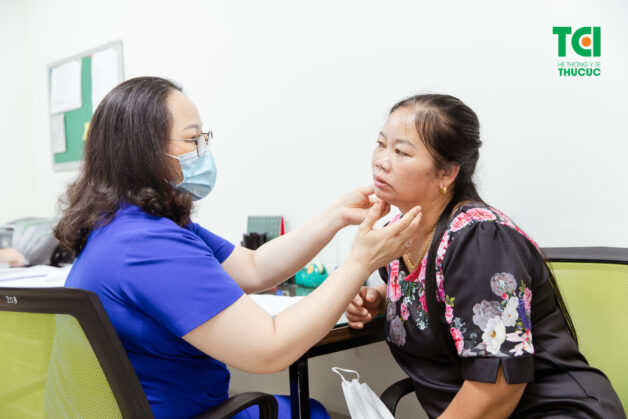 Khám lâm sàng tuyến giáp giúp phát hiện vị trí và kích thước khối u