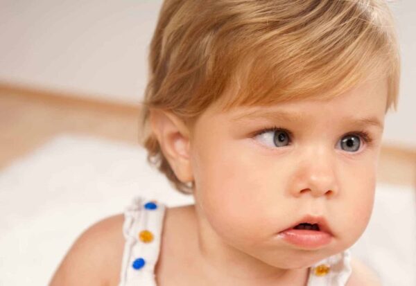 Triệu chứng của tình trạng bệnh lác mắt là gì?