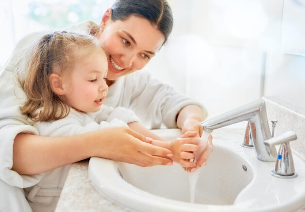 Giáo dục trẻ về các quy tắc vệ sinh cá nhân, bao gồm cách rửa tay và quy tắc không chạm tay lên mắt, mũi, miệng khi tay chưa được rửa.