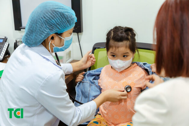 Chăm sóc cẩn thận và theo dõi sát sao tình trạng sức khỏe trẻ là rất quan trọng để dự phòng cũng như xử trí hiệu quả các biến chứng.