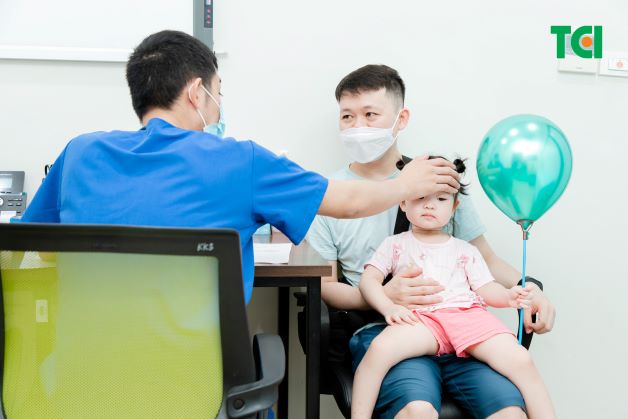Bé có bất thường về sức khỏe phụ huynh nên sớm cho con đi khám để xác định bệnh và điều trị kịp thời