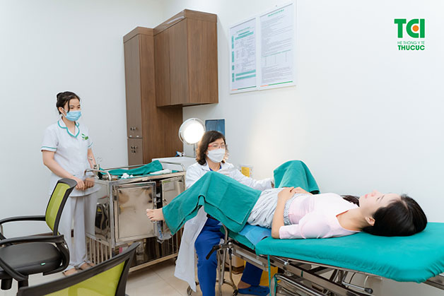 Bác sĩ khám phụ khoa kiểm tra vùng chậu và âm đạo để chẩn đoán viêm âm đạo