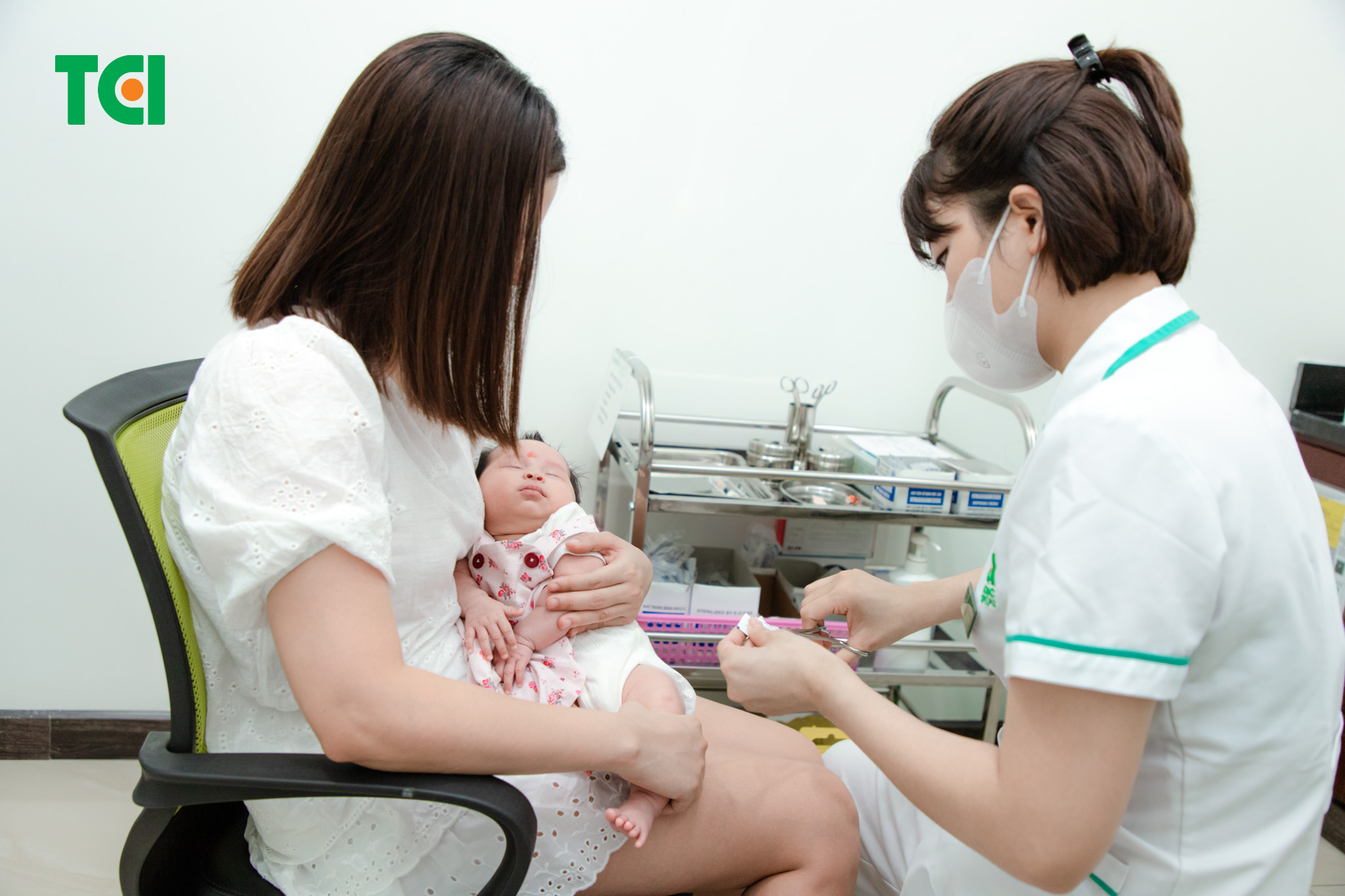 Trẻ em khi bị viêm tai giữa nên chữa khỏi bệnh trước khi tiêm chủng vắc xin 
